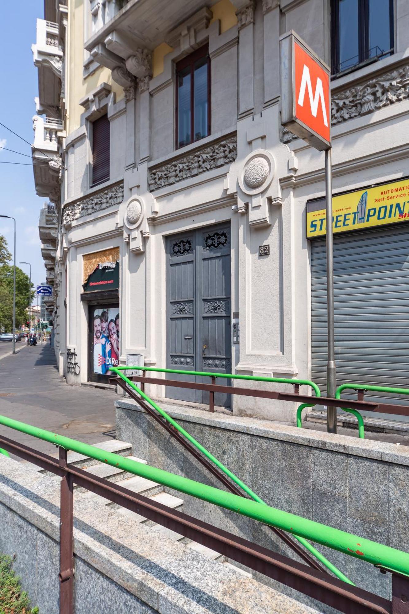 Welcome To The Center Of Milano Esterno foto